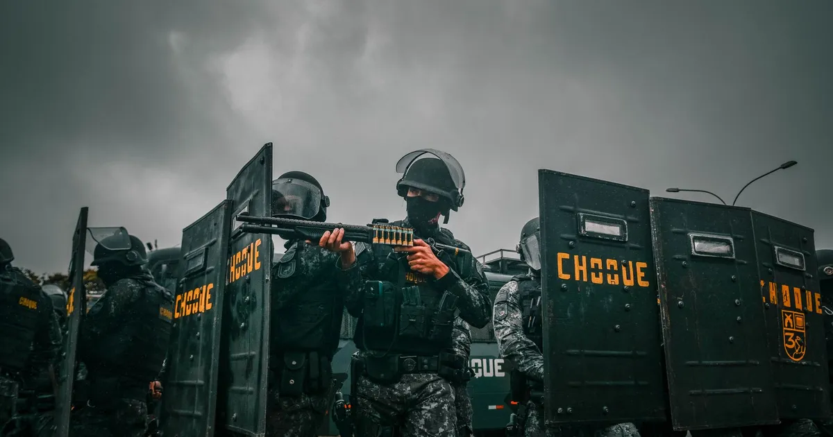 PF em ação: polícia em busca de armas na casa de Bolsonaro.