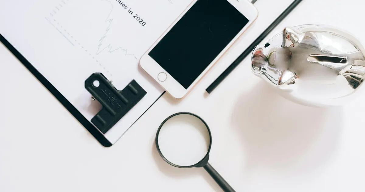 PF em 'estado de greve': Impacto financeiro investigado. Documentos, lupa e cofre simbolizam análise do teto salarial e CP...