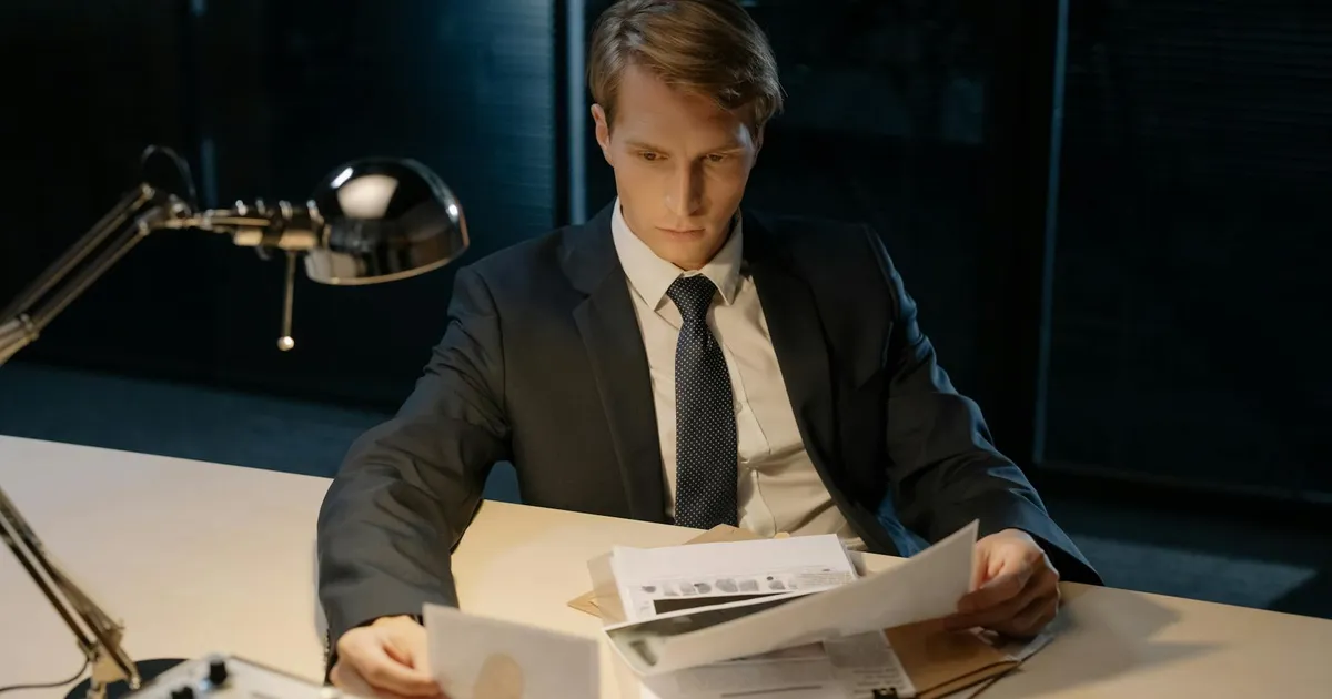 Investigador da Polícia Federal analisa evidências de corrupção em esquema de previdência ligado ao Banco Master.