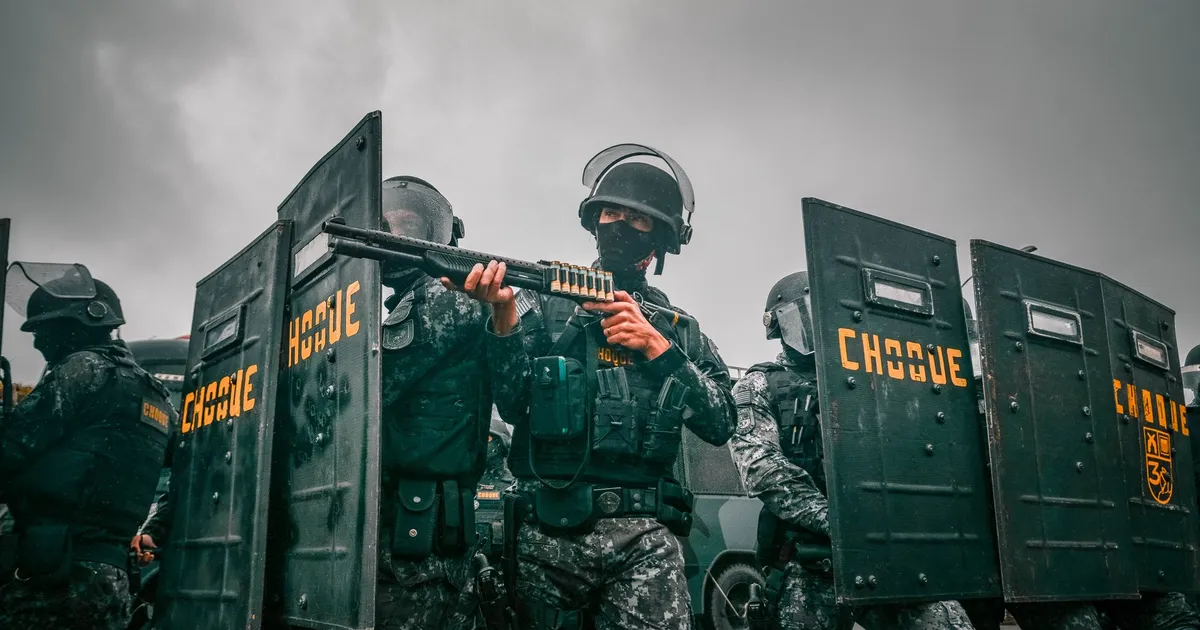 PF em operação: agentes em segurança de candidatos para Eleições 2026, com escudos.