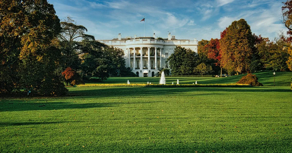Bolsonaro pode voltar? PGR e STF analisam futuro do ex-presidente. Debate sobre PL e política de preços da gasolina.