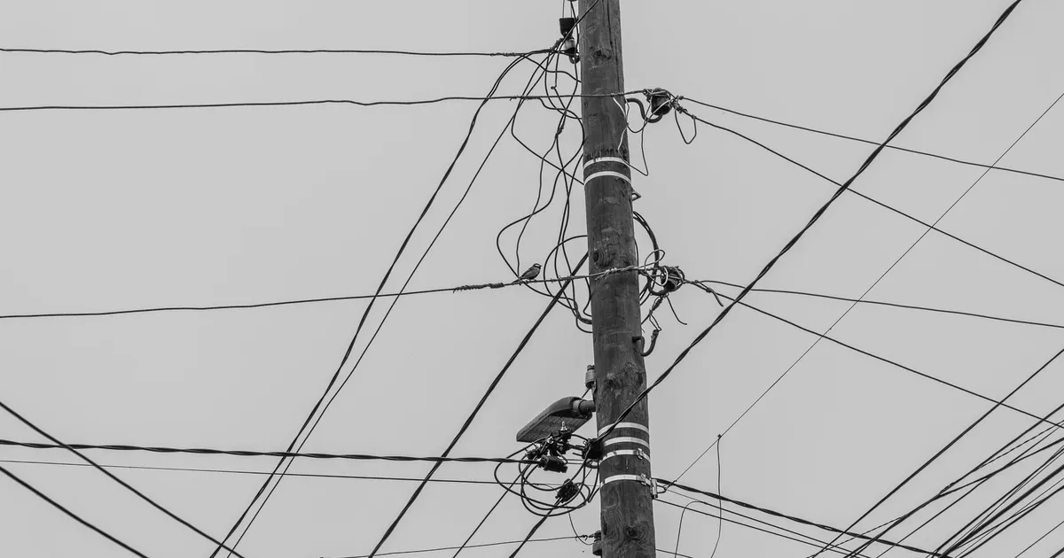 Pipas em fios elétricos da CPFL causam acidentes e custos.