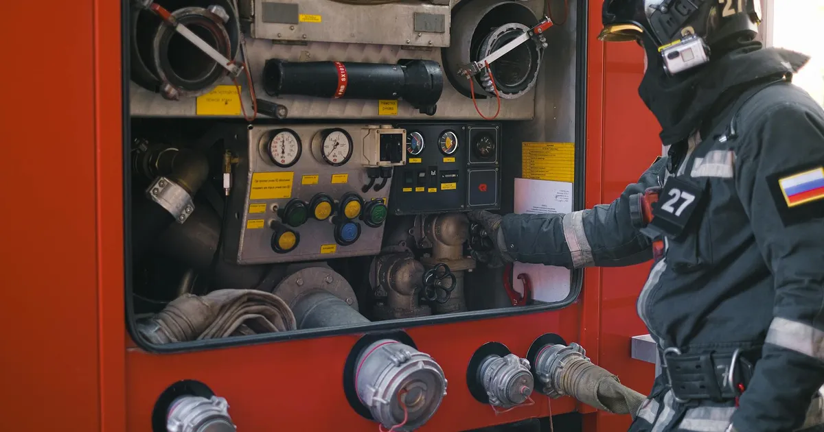 Bombeiro militar em caminhão: entenda o novo piso salarial de PMs e bombeiros aprovado pelo Senado.