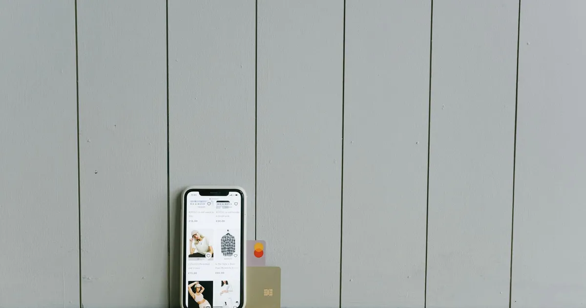 PIX Banco do Brasil: Celular com site de compras e cartão. Problemas no PIX afetam pagamentos.