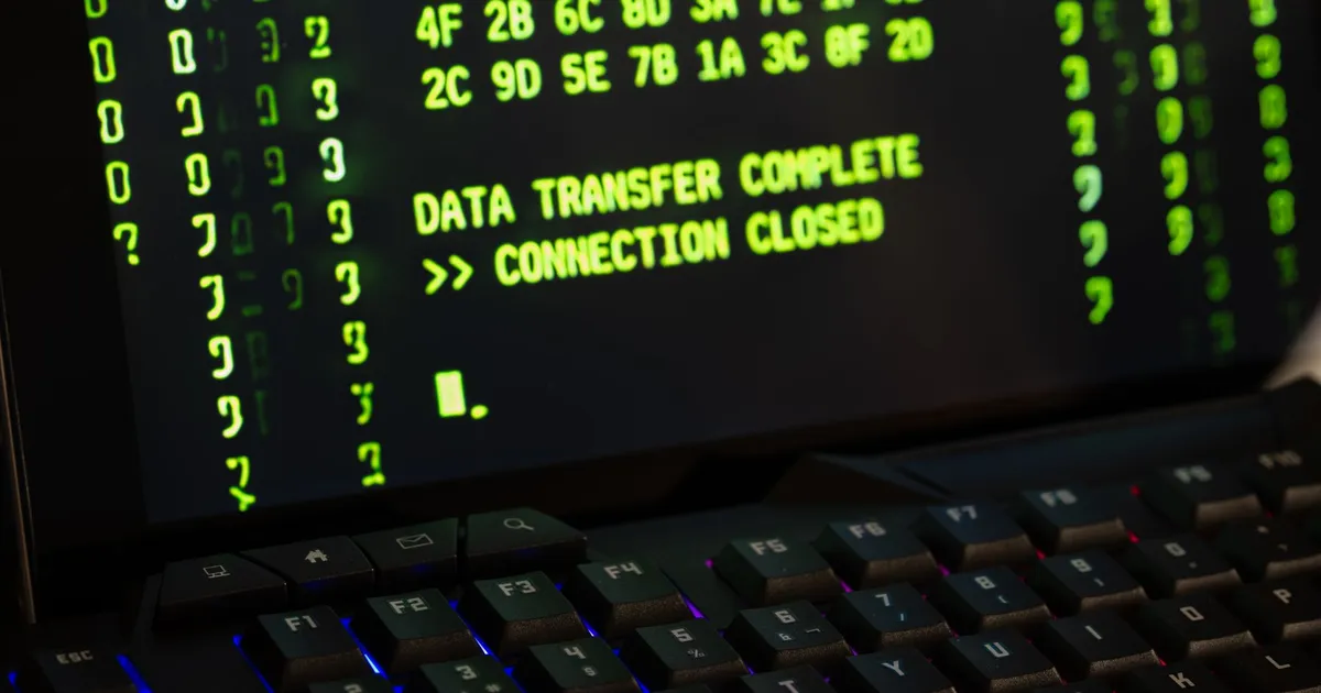 Tela de computador com mensagem de transferência Pix. BC estuda limites para conter fraudes financeiras.