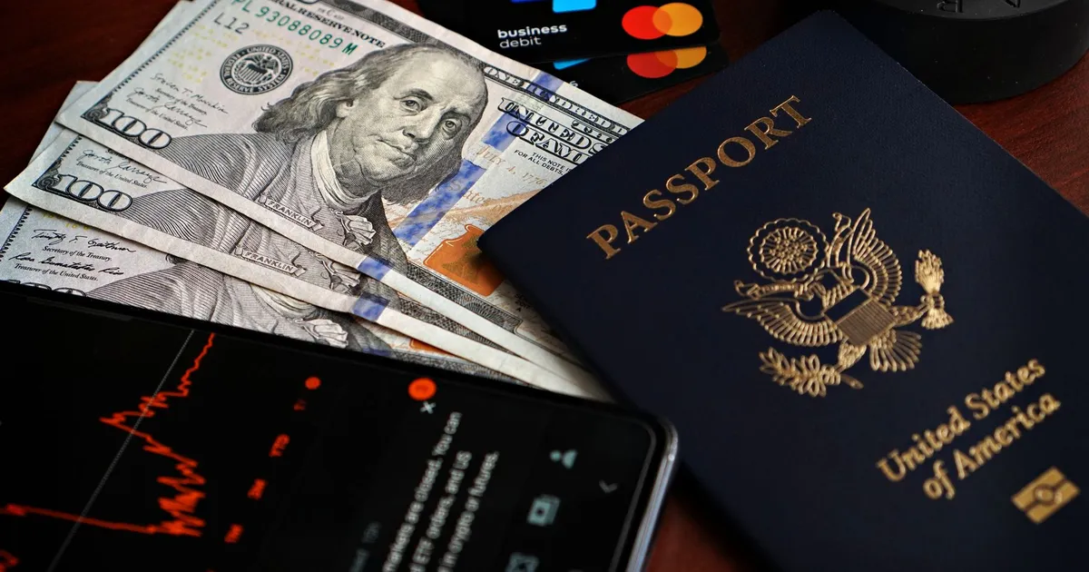 Passaporte EUA com dinheiro, cartões e celular exibe Pix. Regulamentação nos EUA afeta meio de pagamento.