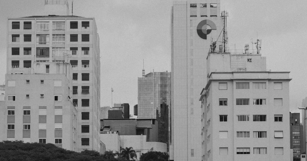 Planalto e Congresso em disputa: Skyline urbano remete ao poder em Brasília. Lula, eleições 2026 e trabalho em pauta.