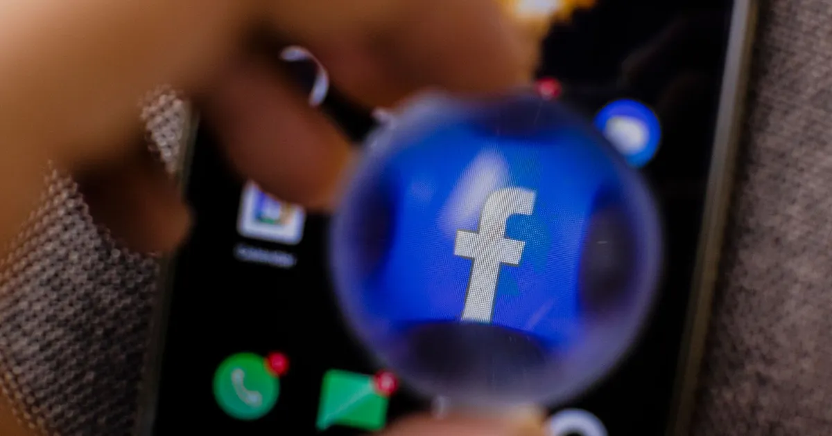 Ícone do Facebook em smartphone: PL pede ao TSE investigação de perfis falsos e ataques em redes sociais