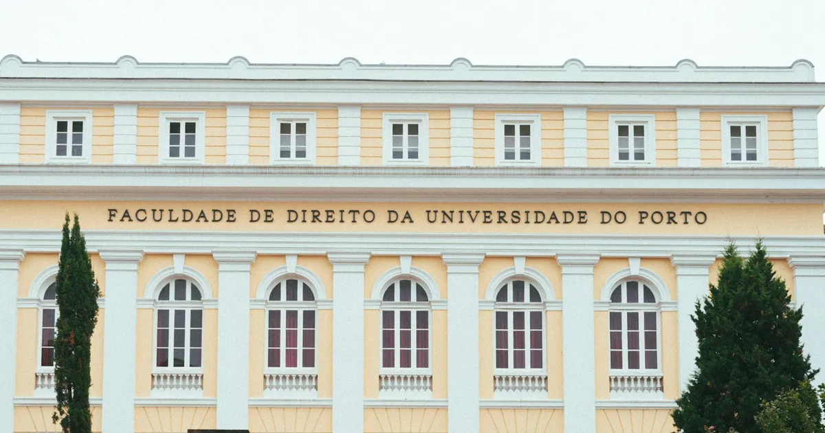 PL Dosimetria: Fachada do Direito, simbolizando o debate Congresso vs. STF sobre o 8 de janeiro. Lula e Bolsonaro no conte...