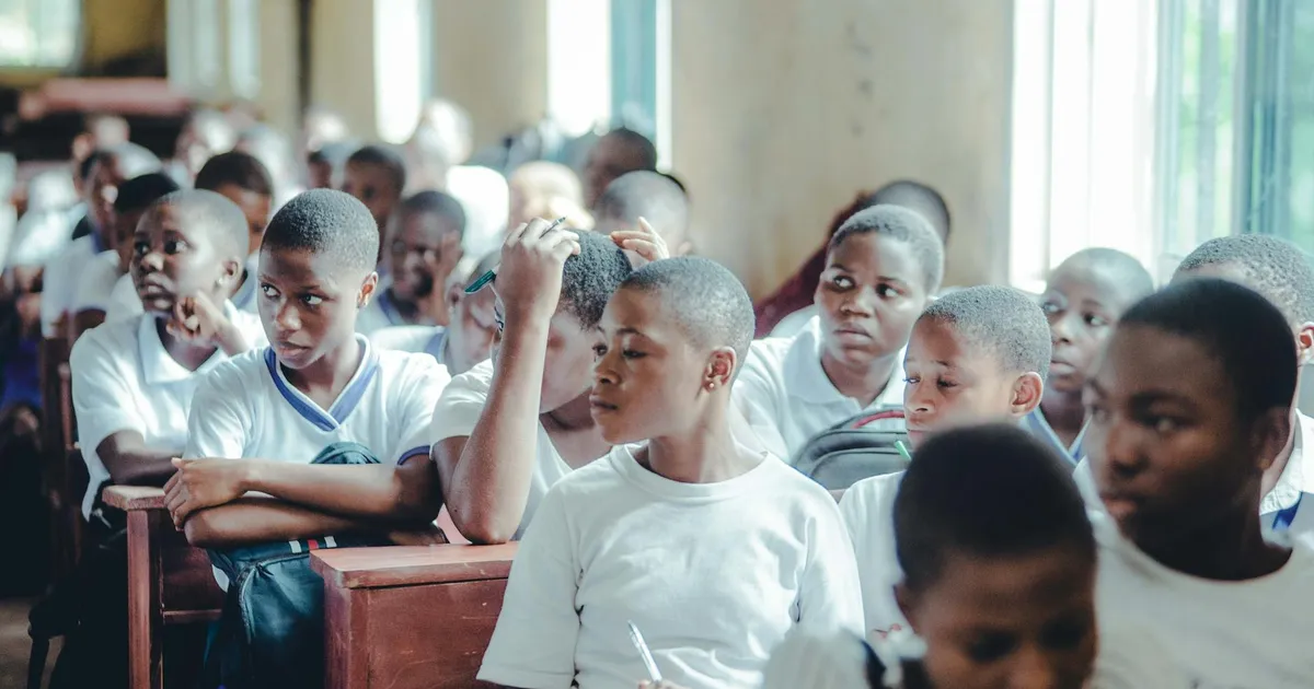 Alunos uniformizados em sala de aula. Debate sobre Escolas Cívico-Militares e o PNE na Educação.