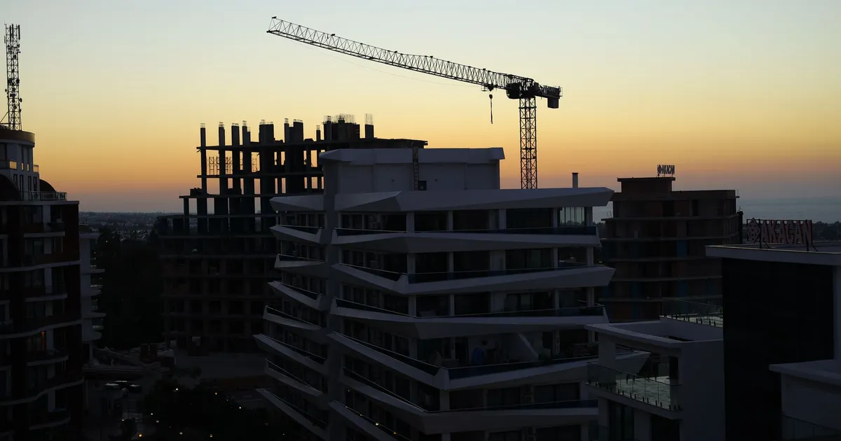 Plano & Plano: torres urbanas modernas em pôr do sol, cenário de alta em vendas contrastando com queda em Wall Street