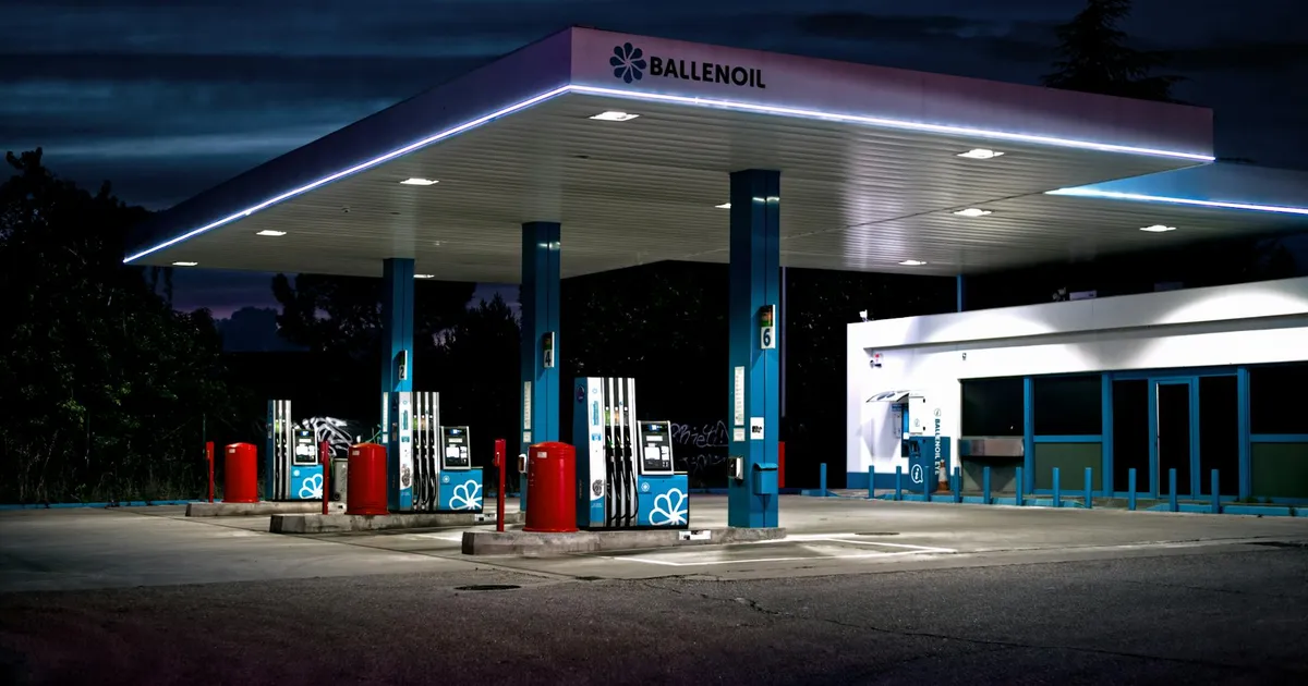 Posto de gasolina iluminado: impostos sobre combustíveis e compras internacionais em debate sobre arrecadação.