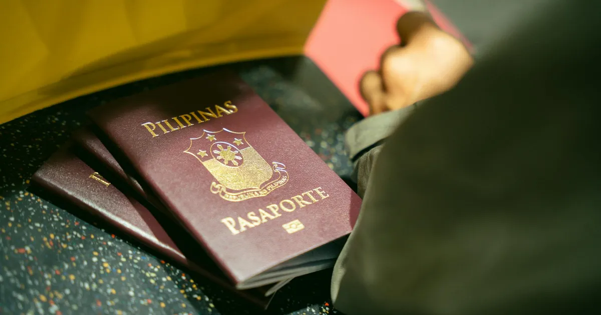 Brasileiros buscando cidadania portuguesa: passaportes no aeroporto simbolizam a imigração para Portugal.