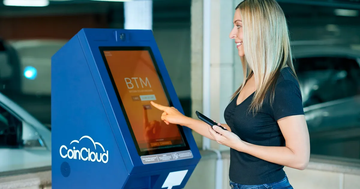 Mulher usa terminal CoinCloud, possível alternativa para pagamentos de combustíveis com Pix ou dinheiro.