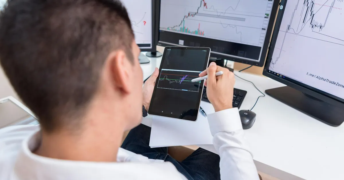Trader analisa gráficos de criptomoedas, reflexo da volatilidade dos mercados internacionais e Wall Street.