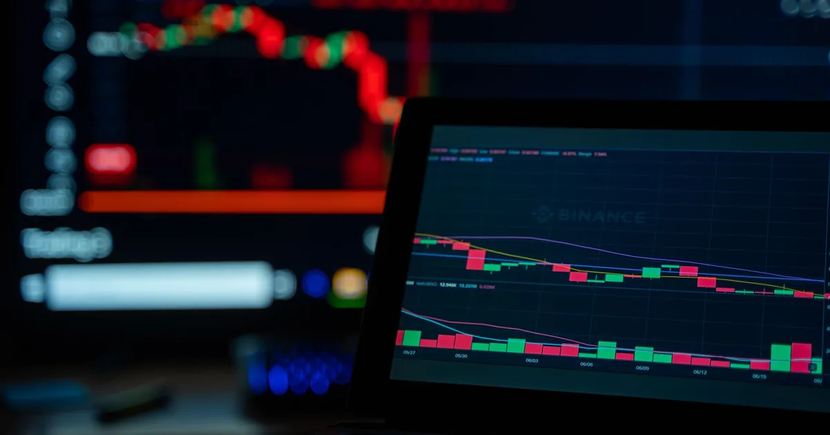 Telas com gráficos de dólar e IPCA refletem mercado financeiro brasileiro, influenciando a B3.