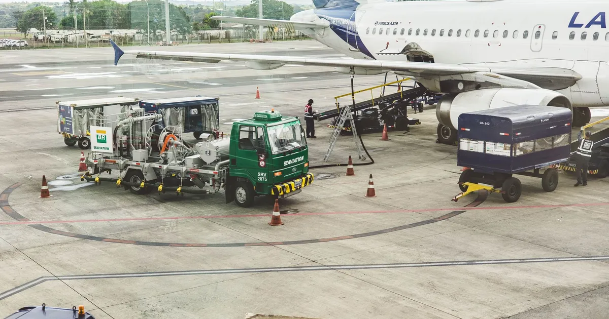 Aeroporto com veículos de apoio: IBC-Br melhora, mas subsídios de combustíveis impactam PIB.