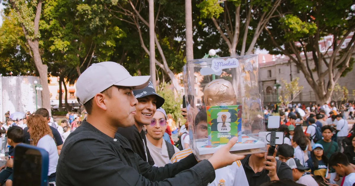 Brasil celebra réplica da taça Fifa, mesmo eliminado. Quanto a CBF embolsa em dólar na Copa?