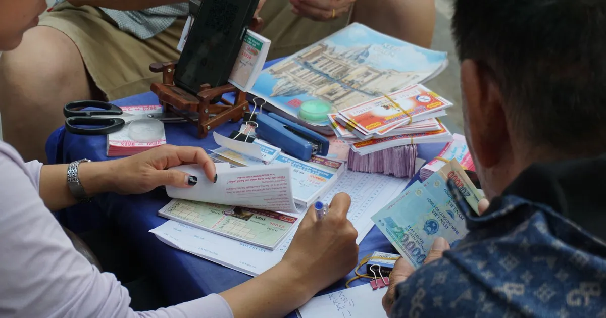 Pessoas jogam Quina de São João em evento cultural, prêmio de R$ 260 milhões.