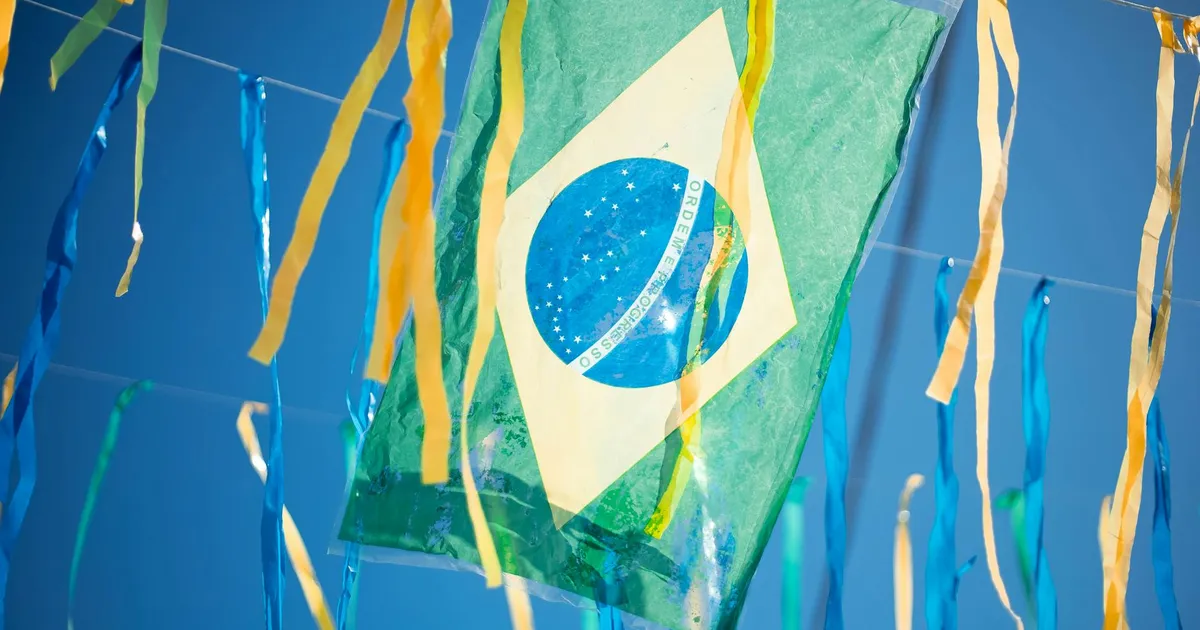 Bandeira do Brasil com fitas. Artigo Ramagem, STF e tensões políticas pós-eleições Lula.