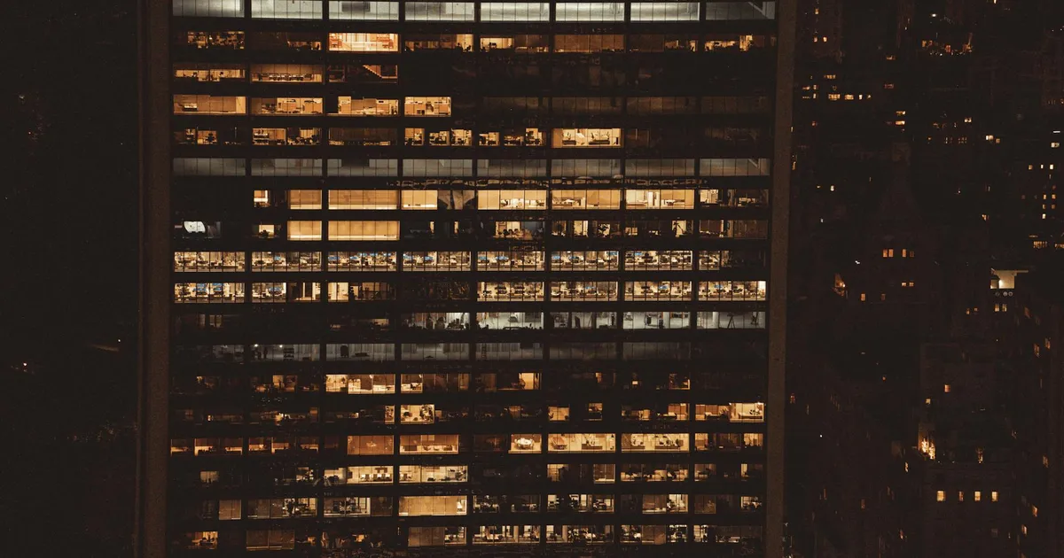 Bolsa de Valores: Prédio iluminado em NY reflete dia instável de Ambev e Banco do Brasil na B3.