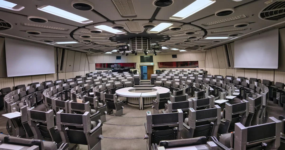 Câmara e Senado vazios adiam pautas sobre IA e misoginia no Congresso Nacional.
