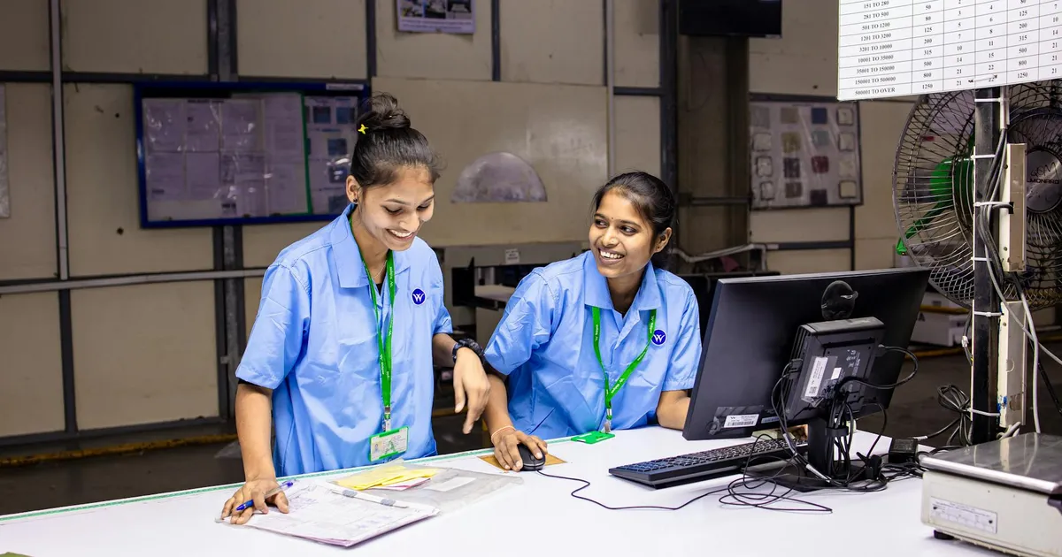 Trabalhadoras em fábrica discutem economia e emprego, tema da jornada menor no Congresso e CNI.