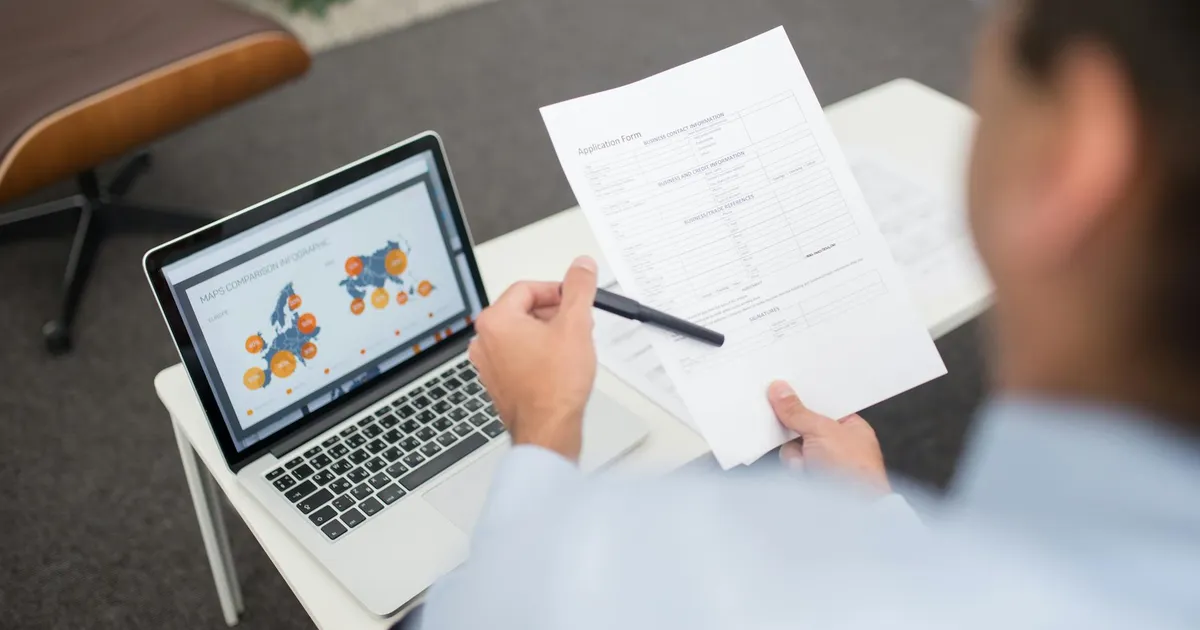 Reforma Tributária e Simples Nacional: Empresário analisa impacto em PMEs no escritório.