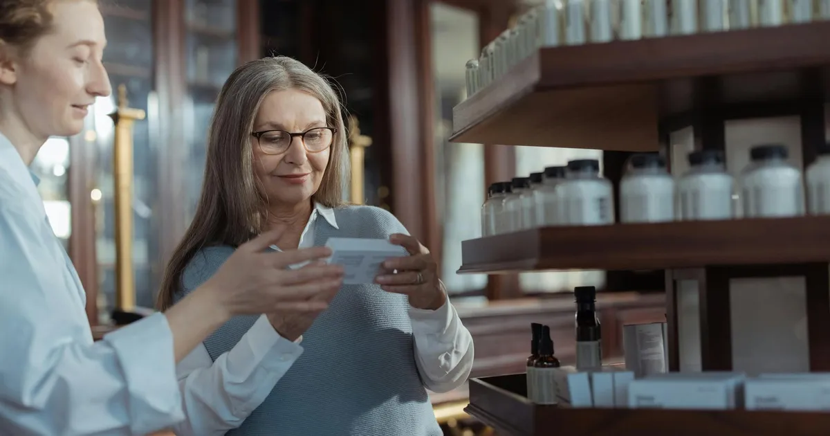 Idosa recebe auxílio de farmacêutico. Remédios mais acessíveis em farmácia e supermercados? Saúde e medicamentos.