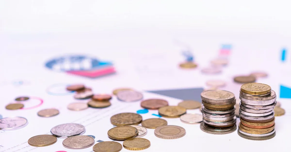 Selic alta impulsiona renda fixa: moedas, documentos financeiros e CDBs aquecem investimentos.