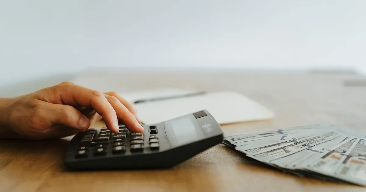 Cashback R$ 500 milhões Imposto de Renda: Mão calcula dinheiro para restituição em julho.