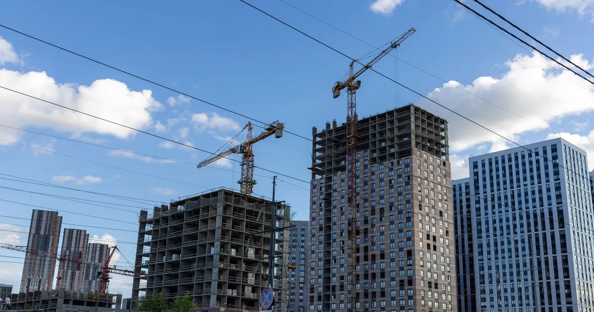 Construção e prédios modernos em skyline, cenário para resultados 2T26 da Plano & Plano, Bradesco, Itaú, Santander.