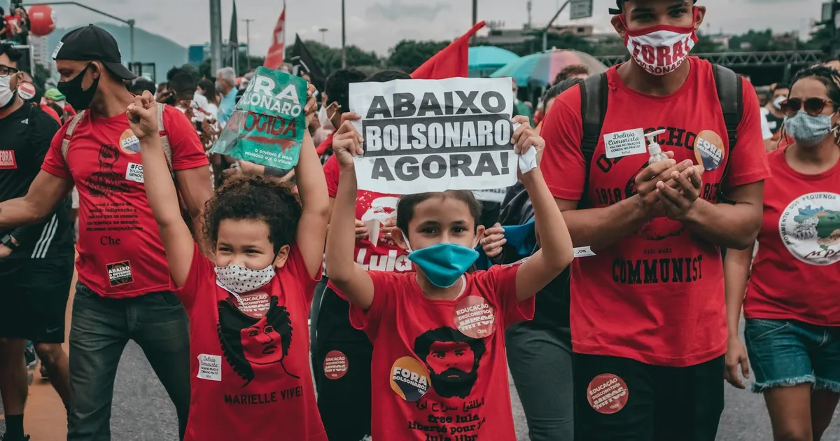 Protesto no Rio contra Bolsonaro. Decisão do TSE sobre Castro impacta eleições 2026.