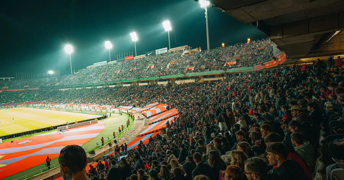 Estádio de futebol à noite, torcida empolgada: SAF no futebol, um sonho desafiador para a Portuguesa.