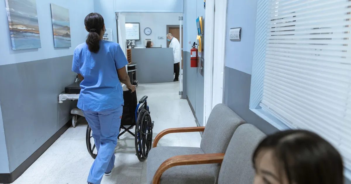 Enfermeira em hospital, contexto de Santas Casas com Crédito FGTS para Saúde e Financiamento
