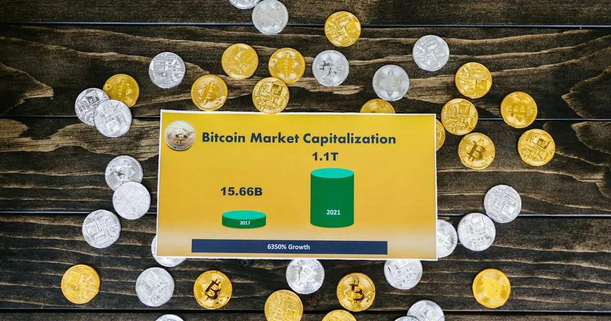 Selic e Bitcoin: Juros altos afetam investimentos? Gráfico de valorização do Bitcoin e impacto na inflação.