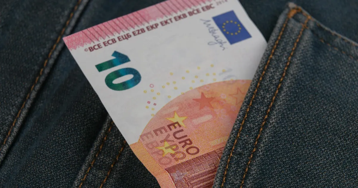 Selic alta: Nota de 10 euros no bolso simboliza o impacto da inflação e da política monetária do Copom.