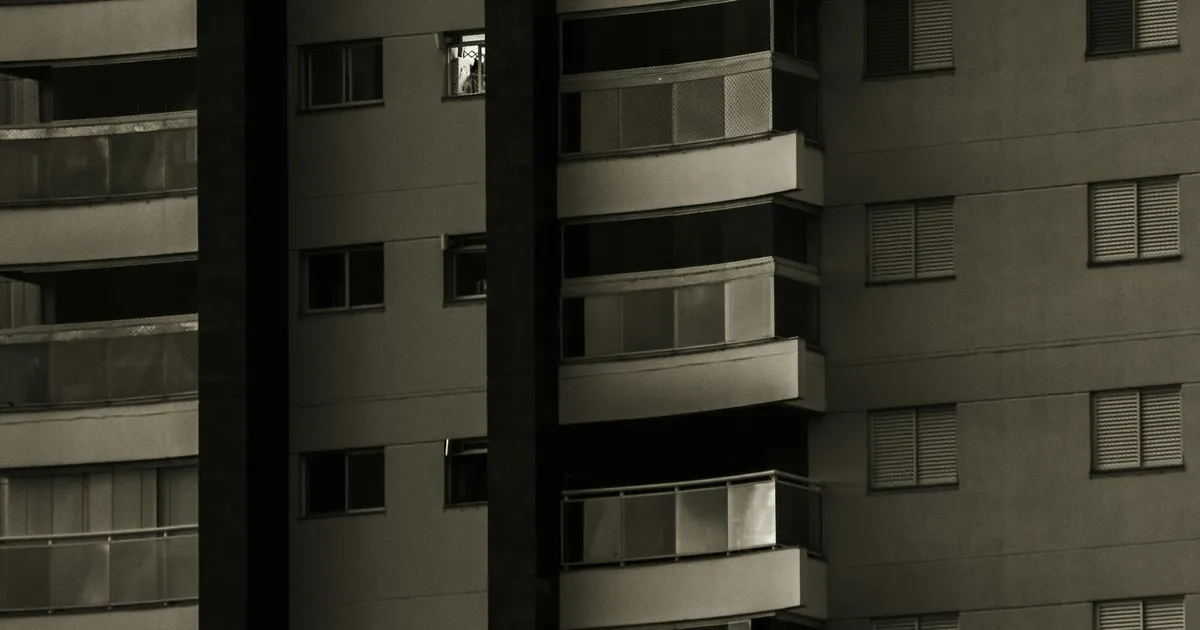 Arquitetura urbana em Monte Sião, SP, impactada pela Selic e política monetária do Banco Central.