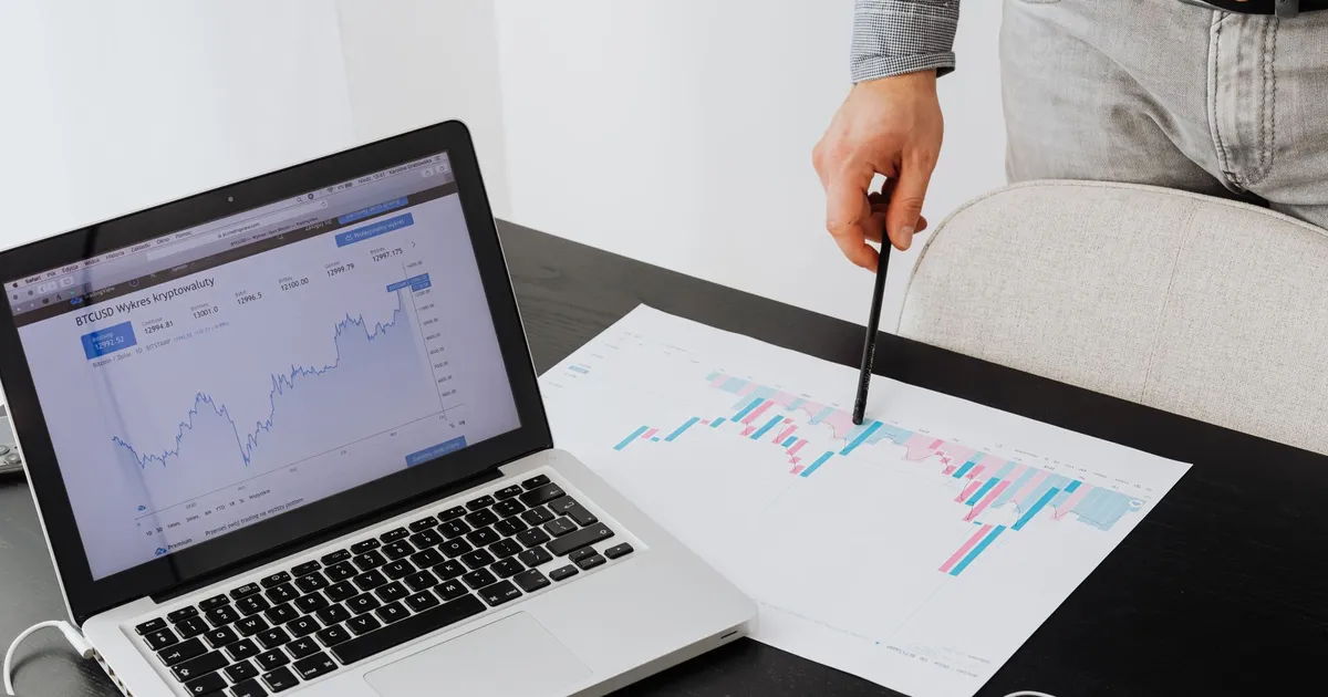 Análise de dados financeiros e cripto: Selic em queda e futuro dos juros no Brasil.