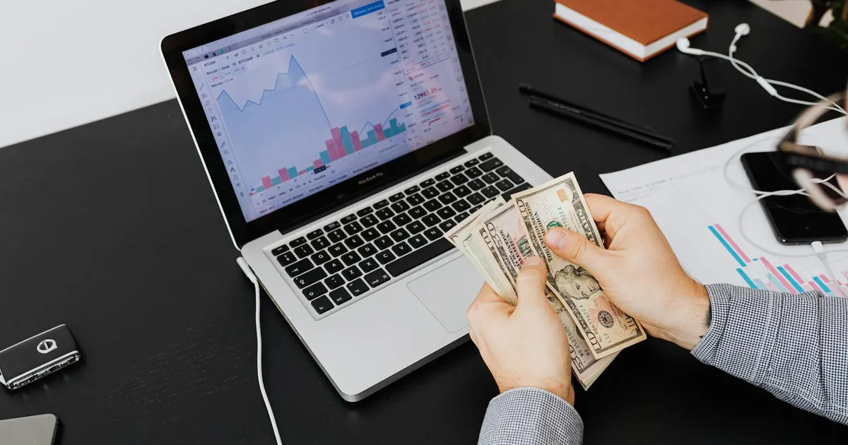 Análise financeira com dólar e gráficos: Selic, juros e inflação sob pressão.