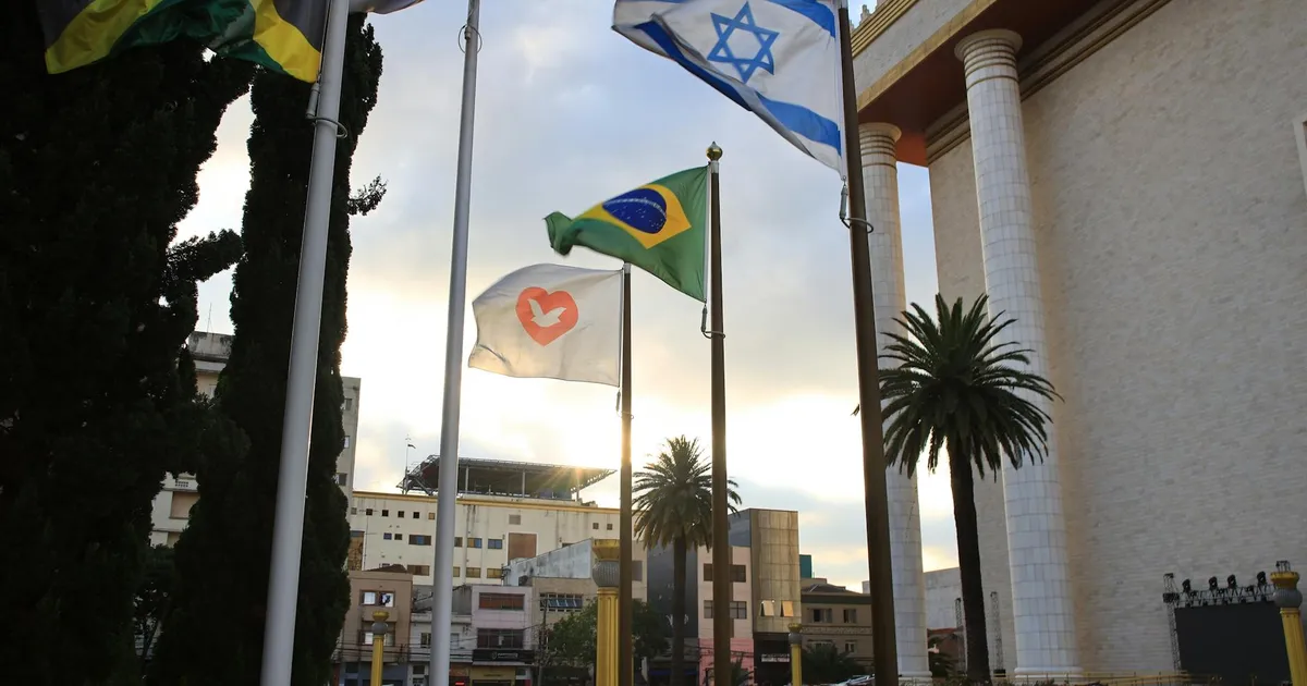 Selic, IPVA e mais: Bandeiras em frente ao Templo de Salomão em SP representam a economia brasileira.