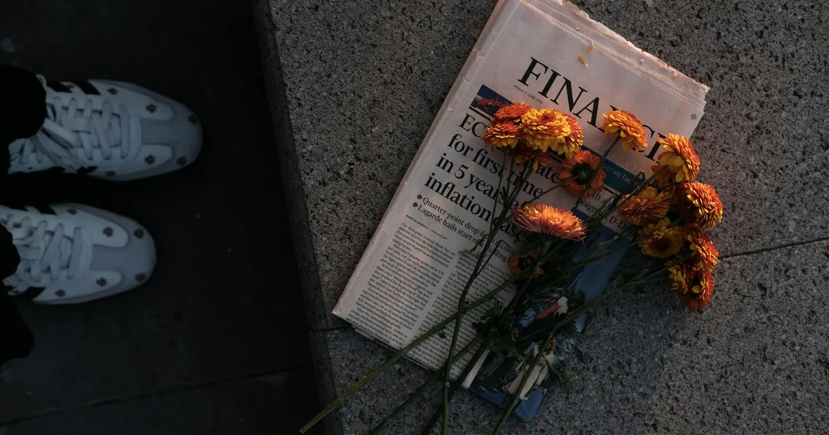 Selic alta: flores laranjas sobre jornal financeiro. Inflação e juros no Brasil.