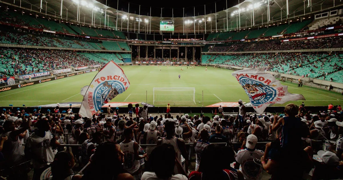 Torcedores vibrantes em jogo da Série B impulsionam economia local com futebol e consumo em noite emocionante.