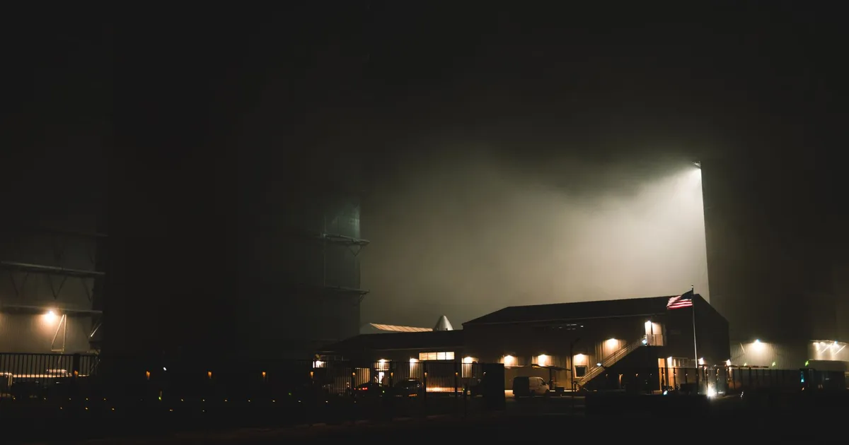 SpaceX e iFood integrando IA para o futuro: centro de exploração espacial com iluminação atmosférica.