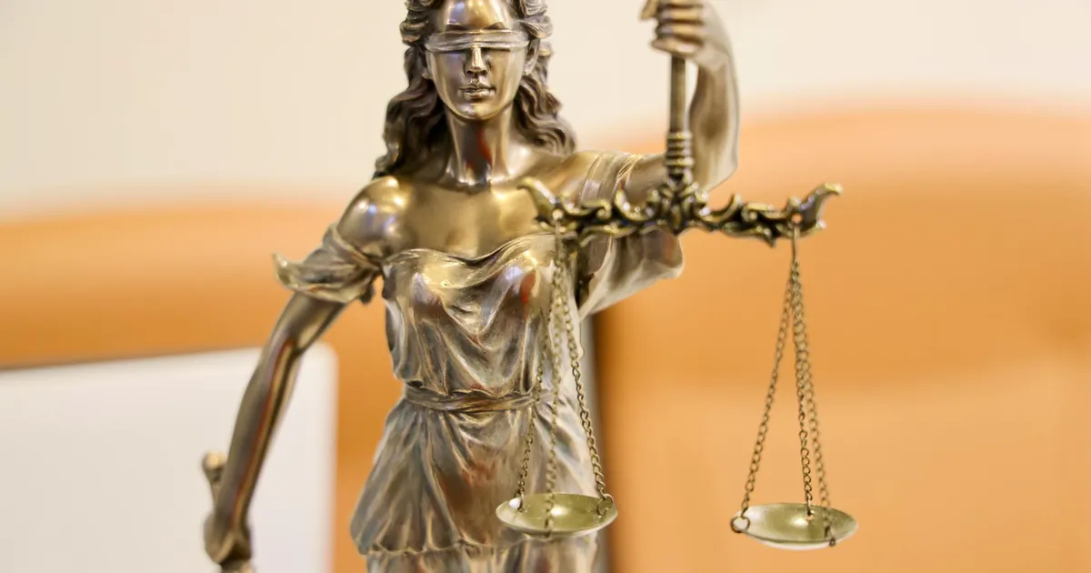 Estátua da Justiça: STF, eleições 2026 e investigações (delação, CVM). Imparcialidade em foco.