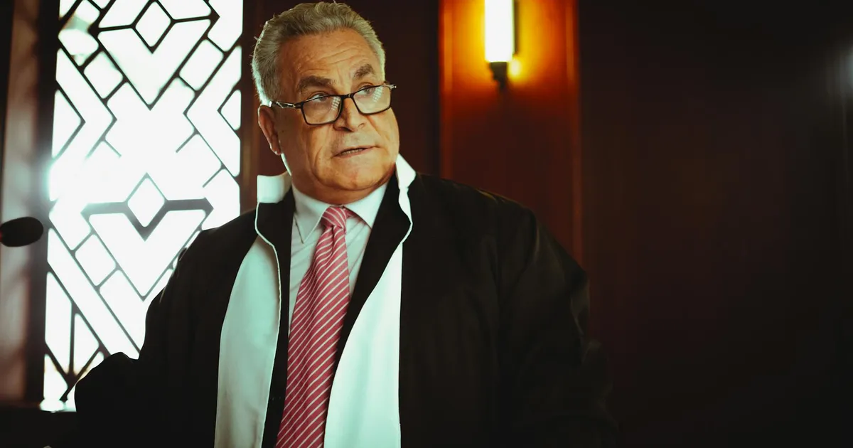 Fachin defende ética no STF. Ministro em pose reflexiva. #STF #Fachin #Ética #Justiça