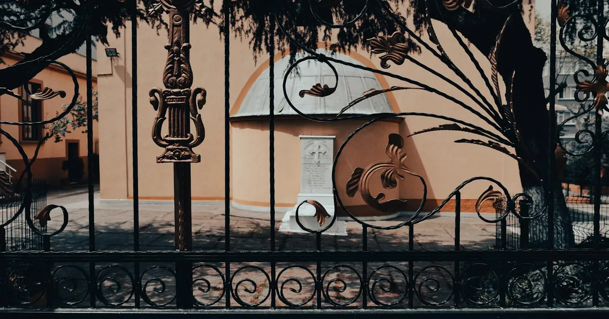 STF investiga setores como funerárias e gás. Túmulo em Istambul remete à investigação. Preço dos combustíveis em foco.