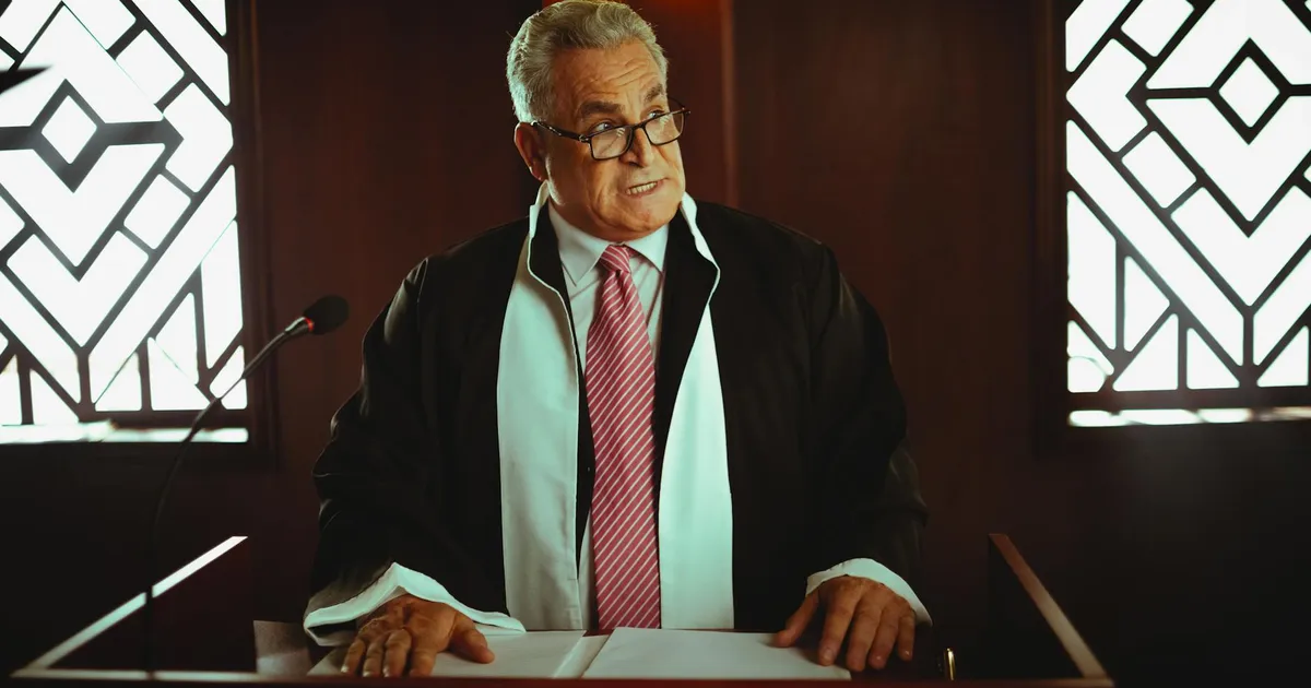 Ministro do STF no plenário: Judiciário, decisões e o debate político sobre o Supremo.