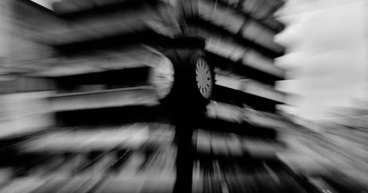 Relógio de rua em P&B com borrão, aludindo ao tempo zerado por Moraes para dados do Coaf no STF.