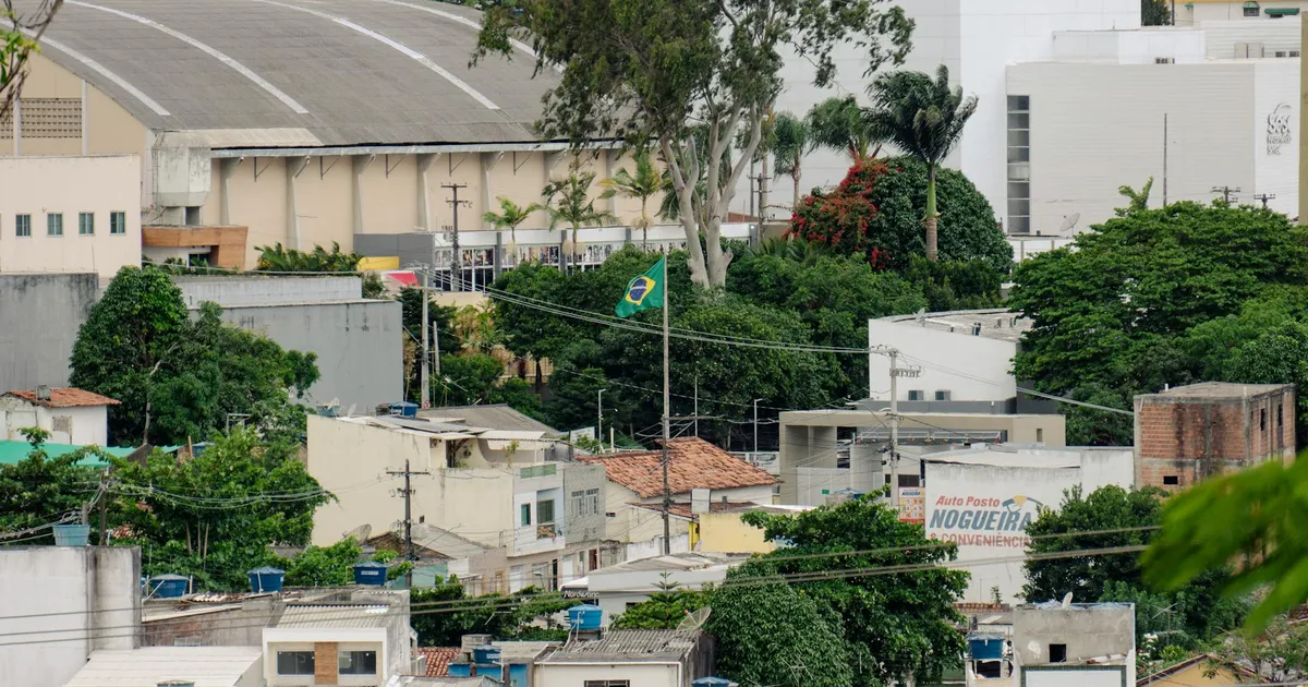 STF e a bandeira do Brasil: decisões sobre piso salarial de professores e relação com o Congresso.
